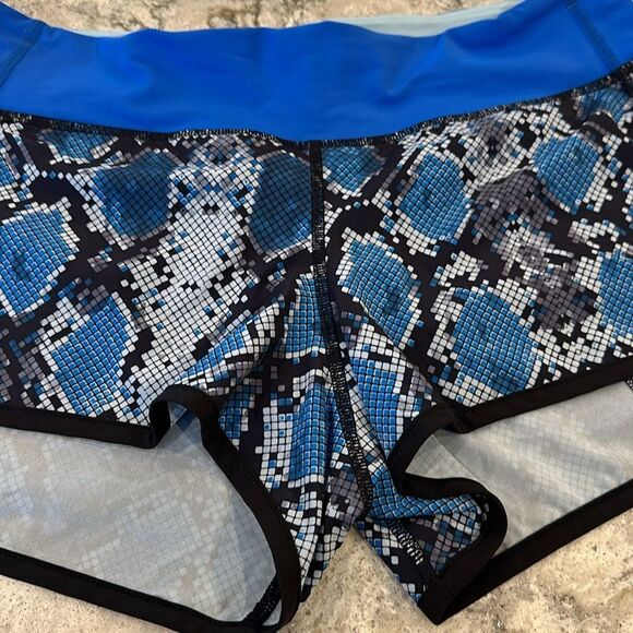 ✨ Limited Edition Blue Snake Skin Lululemon Speed Up Shorts - Size 8, NWOT - Picture 2 of 4